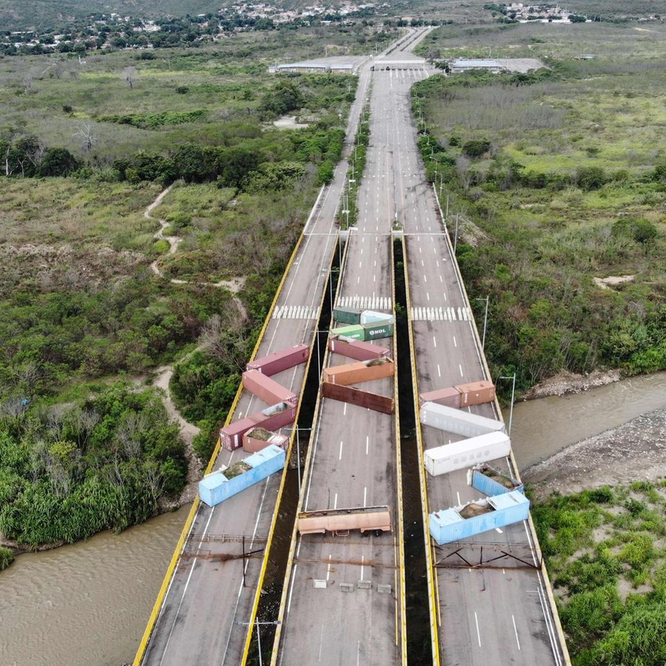 Cucuta, Kolumbien. Wie Kraut und Rüben liegen die Container auf der Tienditas International Brücke an der Grenze zwischen Kolumbien und Venezuela. Die Brücke war zuletzt zum Symbol für den Machtkampf in Venezuela geworden. 2019 ließ Staatschef Maduro die Brücke blockieren, um Hilfsgüter aus den USA abzublocken.