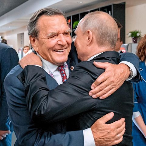 Gerhard Schröder und Putin während der Fußball-WM 2018 in Moskau