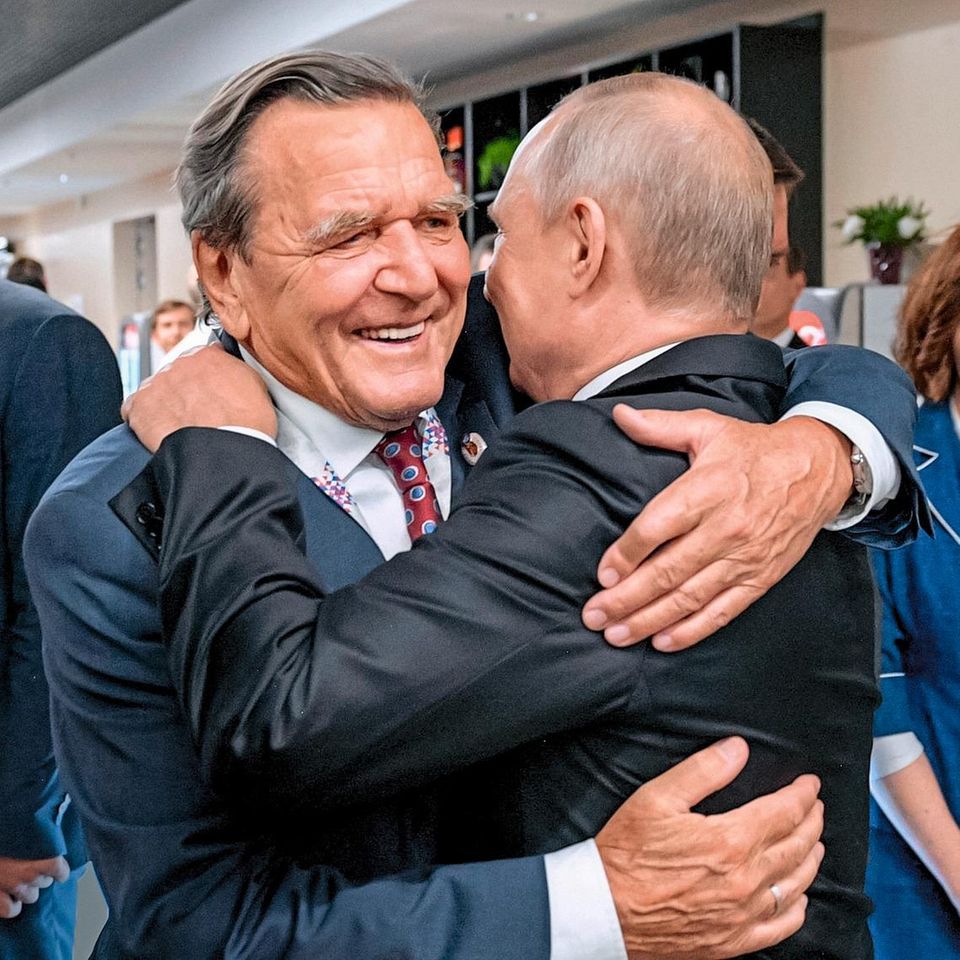 Schröder und Putin während der Fußball-WM 2018 in Moskau