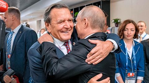 Schröder und Putin während der Fußball-WM 2018 in Moskau