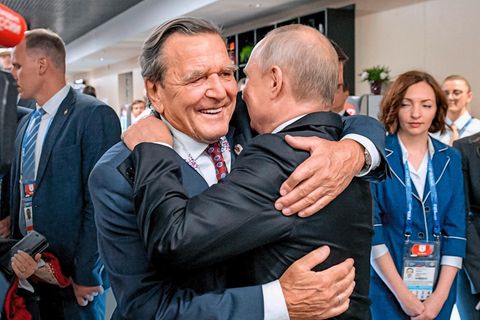 Gerhard Schröder und Putin während der Fußball-WM 2018 in Moskau
