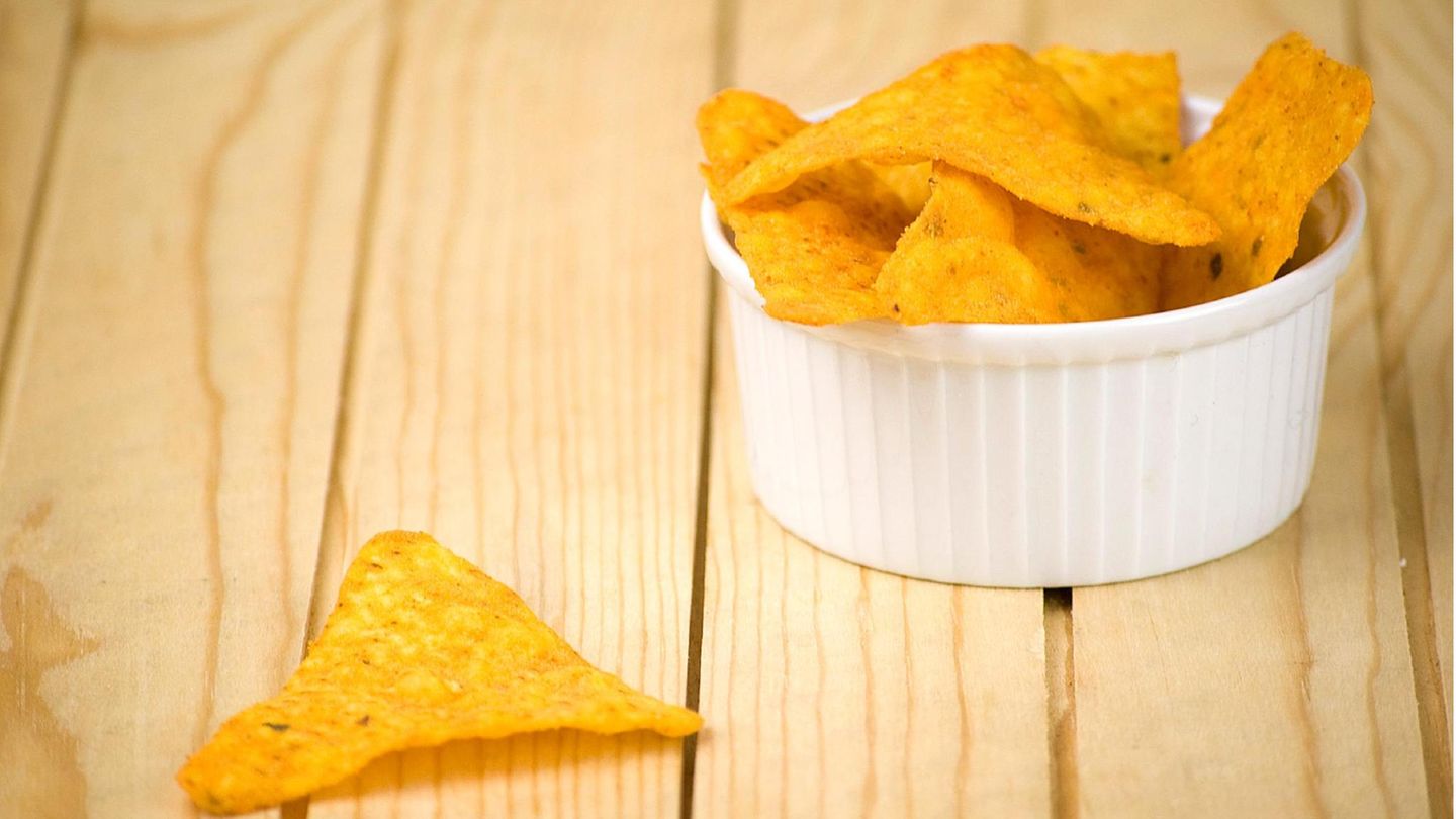 Tortilla-Chips liegen in einer kleinen Schüssel