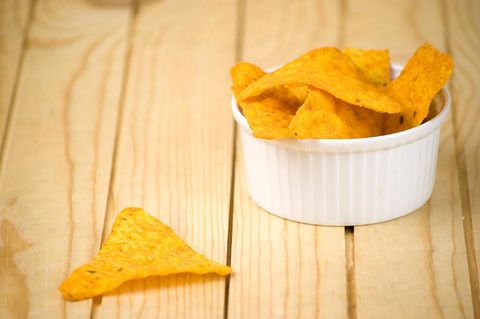 Tortilla-Chips liegen in einer kleinen Schüssel