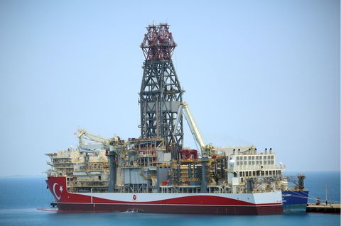 Das Bohrschiff "Abdülhamid Han" liegt an einem Hafen