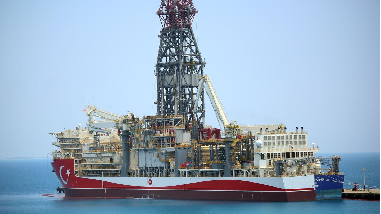 Das Bohrschiff "Abdülhamid Han" liegt an einem Hafen