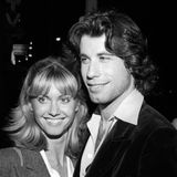 Die Chemie auf der Leinwand war so magisch, dass nicht wenige glaubten, Newton-John und Travolta seien verliebt. Gerüchte um eine Beziehung dementierte die Schauspielerin und Sängerin ein letztes Mal 2018 in einem Podcast. Damals sagte Newton-John, sie sei eher wie eine Schwester gewesen für den Filmstar. Was sie im Nachhinein für gut befand. "Es hätte eine echte Katastrophe werden können, wenn wir beschlossen hätten, auszugehen oder uns zu streiten oder ähnliches", sagte sie in dem Podcast "No Filter". 