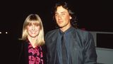 1984 heiratete Olivia Newton-John ihren Langzeitfreund Matt Lattanzi. Zwei Jahre später kam die gemeinsame Tochter der beiden, Chloe, zur Welt. Die Ehe sollte allerdings nicht halten. Newton-John und Lattanzi ließen sich 1995 scheiden, blieben einander aber freundschaftlich verbunden. 1992 wurde bei der Musikerin das erste Mal Brustkrebs diagnostiziert. Bis zu ihrem Tod am 8. August kämpfte sie gegen die tückische Krankheit. 