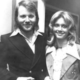 ... ABBA. Die schwedische Band gewann mit ihrem Song "Waterloo". Für ein Foto mit Olivia Newton-John hatte Bandmitglied Benny Andersson aber trotzdem Zeit. 