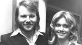 ... ABBA. Die schwedische Band gewann mit ihrem Song "Waterloo". Für ein Foto mit Olivia Newton-John hatte Bandmitglied Benny Andersson aber trotzdem Zeit. 