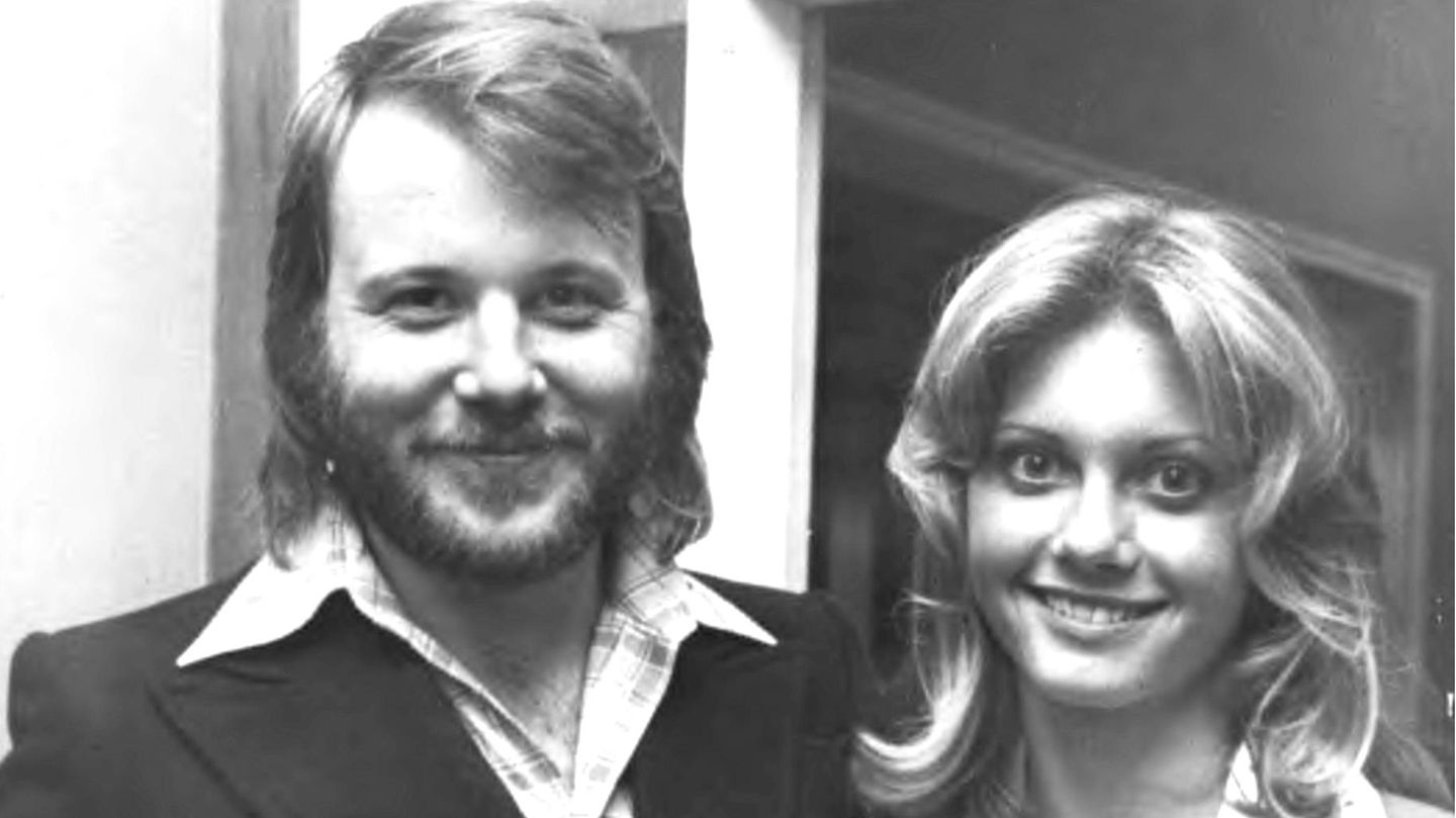 ... ABBA. Die schwedische Band gewann mit ihrem Song "Waterloo". Für ein Foto mit Olivia Newton-John hatte Bandmitglied Benny Andersson aber trotzdem Zeit. 