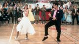 Nicht nur die Tanzszenen aus "Grease" sind legendär. Auch die Chemie zwischen Newton-John und Travolta suchte ihresgleichen. Lange Zeit war "Grease" der kommerziell erfolgreichste Musicalfilm der Welt, bis er 2008 von "Mamma Mia!" eingeholt wurde.