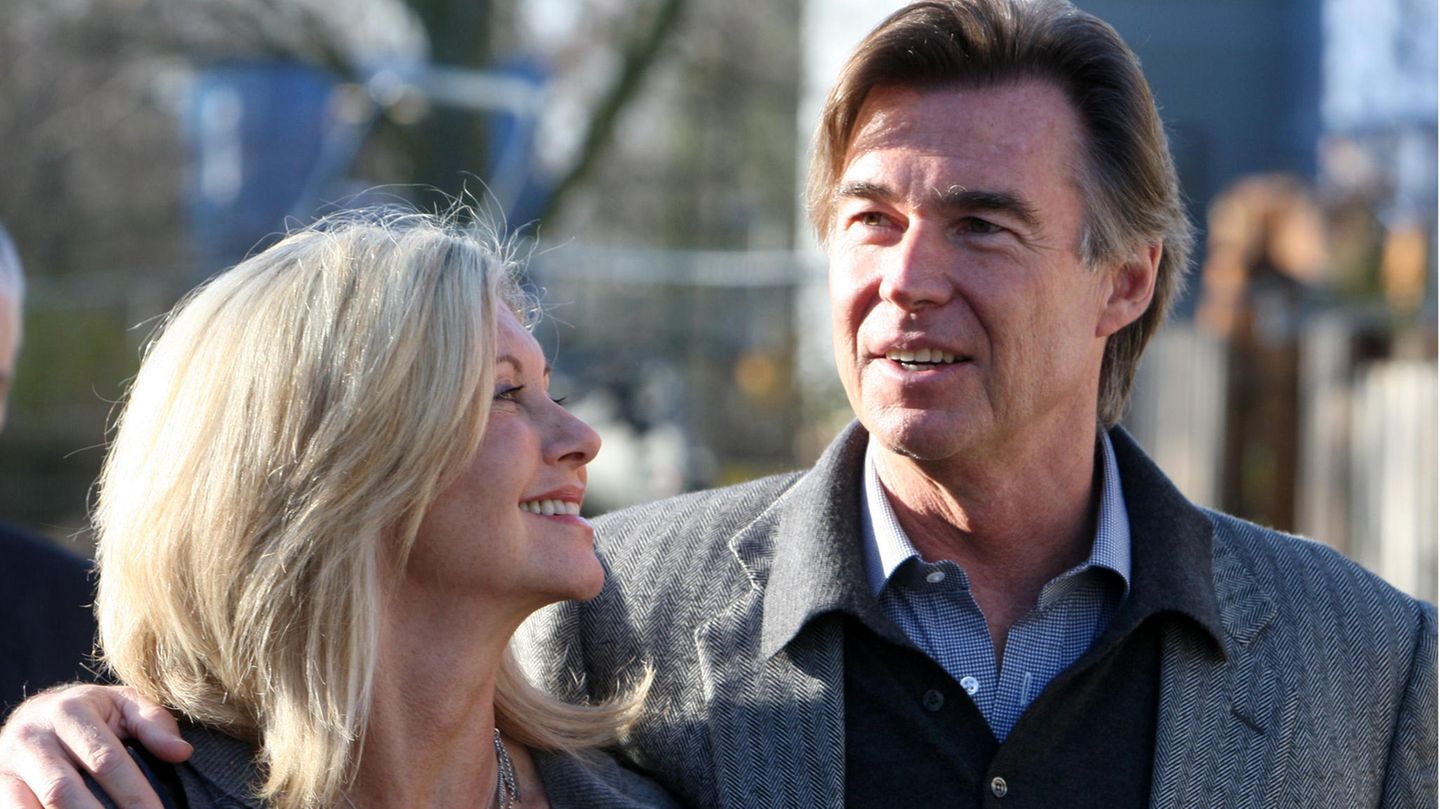 Bis zu ihrem Tod war Newton-John mit John Easterling verheiratet.   "Olivia war ein Symbol für Sieg und Hoffnung, mehr als 30 Jahre lang, in denen sie ihren Weg mit Brustkrebs teilte", postete ihr Ehemann John Easterling auf den Social-Media-Kanälen der britisch-australischen Künstlerin und Brustkrebs-Aktivistin. Die Sängerin und Schauspielerin sei am Montagmorgen "friedlich" auf ihrer Ranch in Südkalifornien gestorben. Dabei sei sie von Freunden und Familie umgeben gewesen, hieß es auf Instagram.