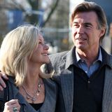 Bis zu ihrem Tod war Newton-John mit John Easterling verheiratet.   "Olivia war ein Symbol für Sieg und Hoffnung, mehr als 30 Jahre lang, in denen sie ihren Weg mit Brustkrebs teilte", postete ihr Ehemann John Easterling auf den Social-Media-Kanälen der britisch-australischen Künstlerin und Brustkrebs-Aktivistin. Die Sängerin und Schauspielerin sei am Montagmorgen "friedlich" auf ihrer Ranch in Südkalifornien gestorben. Dabei sei sie von Freunden und Familie umgeben gewesen, hieß es auf Instagram.