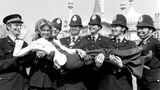 "Long Live Love", hieß der Song, mit dem sich Olivia Newton-John 1974 im englischen Brighton in die Herzen der Eurovision-Zuschauer und einer Gruppe lokaler Polizisten sang. Newton-John trat für das Austragungsland Großbritannien an und belegte am Ende den vierten Platz. Die Gewinner an diesem Abend hießen ...