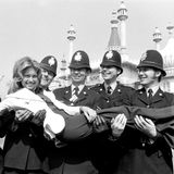 "Long Live Love", hieß der Song, mit dem sich Olivia Newton-John 1974 im englischen Brighton in die Herzen der Eurovision-Zuschauer und einer Gruppe lokaler Polizisten sang. Newton-John trat für das Austragungsland Großbritannien an und belegte am Ende den vierten Platz. Die Gewinner an diesem Abend hießen ...