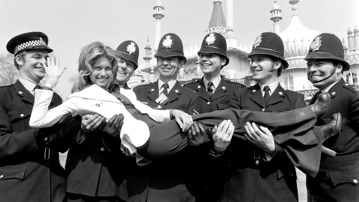 Schauspielerin und Musikerin: "Long Live Love", hieß der Song, mit dem sich Olivia Newton-John 1974 im englischen Brighton in die Herzen der Eurovision-Zuschauer und einer Gruppe lokaler Polizisten sang. Newton-John trat für das Austragungsland Großbritannien an und belegte am Ende den vierten Platz. Die Gewinner an diesem Abend hießen ... "Long Live Love", hieß der Song, mit dem sich Olivia Newton-John 1974 im englischen Brighton in die Herzen der Eurovision-Zuschauer und einer Gruppe lokaler Polizisten sang. Newton-John trat für das Austragungsland Großbritannien an und belegte am Ende den vierten Platz. Die Gewinner an diesem Abend hießen ...