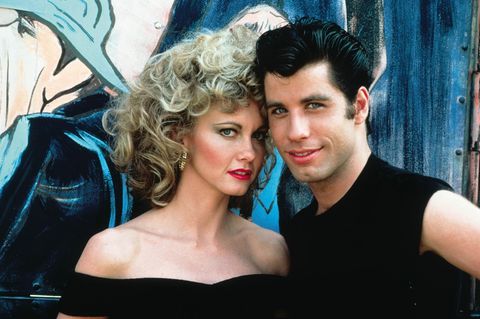 Berühmt war Olivia Newton-John also schon vor der Rolle ihres Lebens. Doch die Musicalverfilmung "Grease" an der Seite von John Travolta verschaffte ihr vier Jahre nach dem ESC Kultstatus. Newton-John spielt darin Sandy, eine Tochter aus gutem Hause, die im Urlaub Danny (Travolta) kennenlernt und ihre Urlaubsliebe dann zufällig in der High School wieder trifft. 