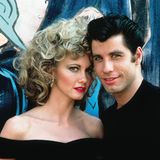 Berühmt war Olivia Newton-John also schon vor der Rolle ihres Lebens. Doch die Musicalverfilmung "Grease" an der Seite von John Travolta verschaffte ihr vier Jahre nach dem ESC Kultstatus. Newton-John spielt darin Sandy, eine Tochter aus gutem Hause, die im Urlaub Danny (Travolta) kennenlernt und ihre Urlaubsliebe dann zufällig in der High School wieder trifft. 