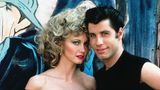 Berühmt war Olivia Newton-John also schon vor der Rolle ihres Lebens. Doch die Musicalverfilmung "Grease" an der Seite von John Travolta verschaffte ihr vier Jahre nach dem ESC Kultstatus. Newton-John spielt darin Sandy, eine Tochter aus gutem Hause, die im Urlaub Danny (Travolta) kennenlernt und ihre Urlaubsliebe dann zufällig in der High School wieder trifft. 