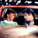 Obwohl Danny zurück in seinem gewohnten Umfeld bemüht ist, sein Image als Womanizer aufrecht zu erhalten, kann er nicht von Sandy lassen. Die ist schockiert von High-School-Danny und seinen Kumpels. Aber die Gefühle aus dem Sommerurlaub sind trotzdem noch da. 