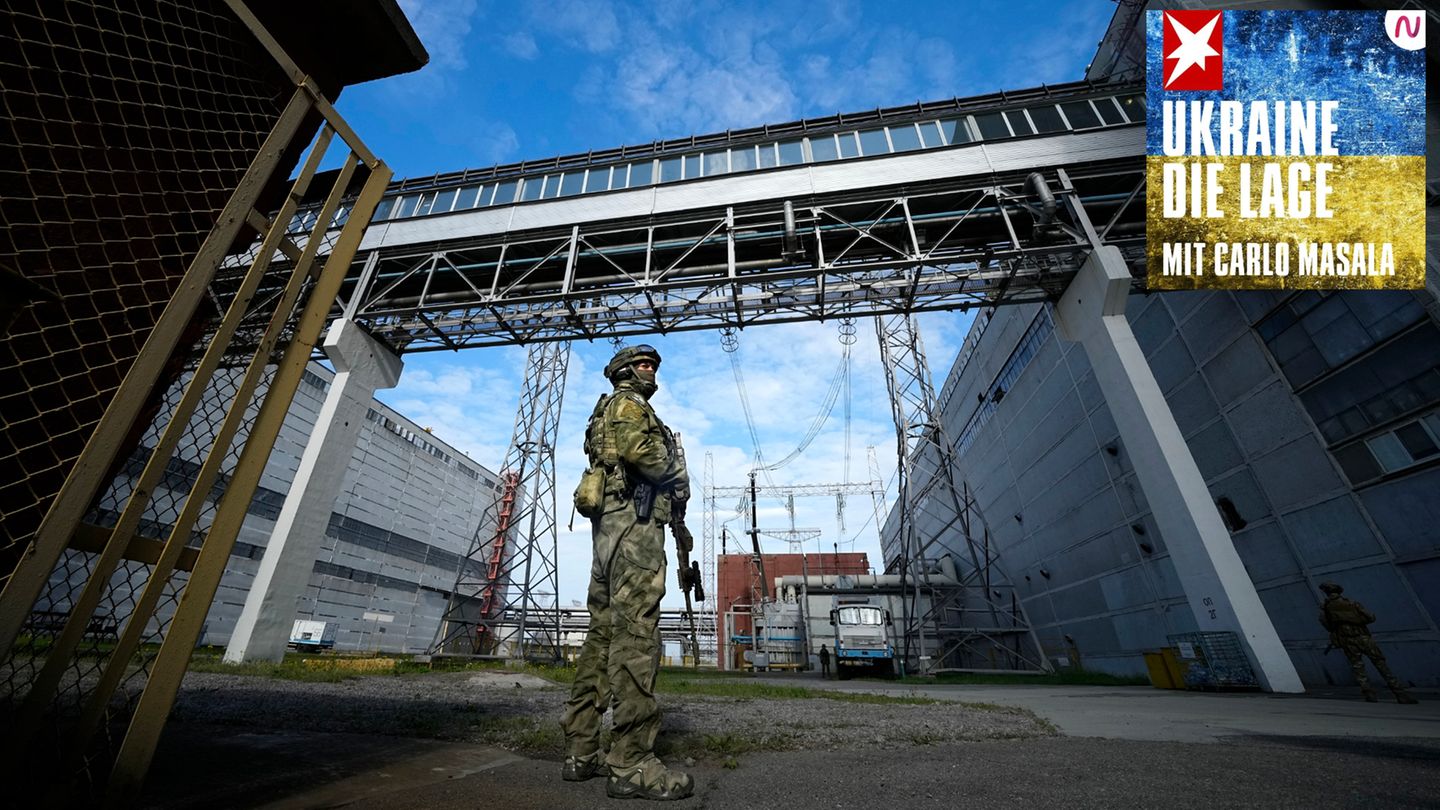 Ein russischer Soldat bewacht einen Bereich des Kernkraftwerks Saporischschja in der Ukraine