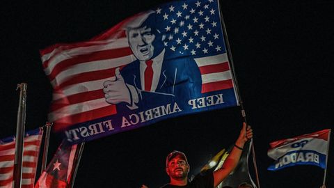 Anhänger von Donald Trump protestieren gegen FBI-Razzia in Mar-a-Lago