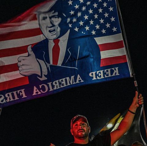 Anhänger von Donald Trump protestieren gegen FBI-Razzia in Mar-a-Lago