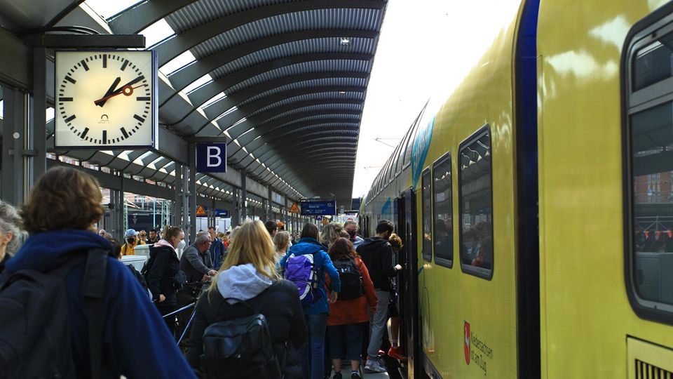 Bahnreisende steigen am Hamburger Hauptbahnhof in einen Regionalzug