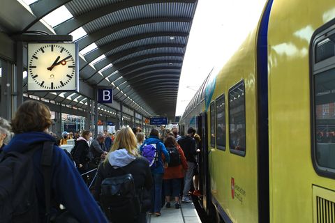 Bahnreisende steigen am Hamburger Hauptbahnhof in einen Regionalzug