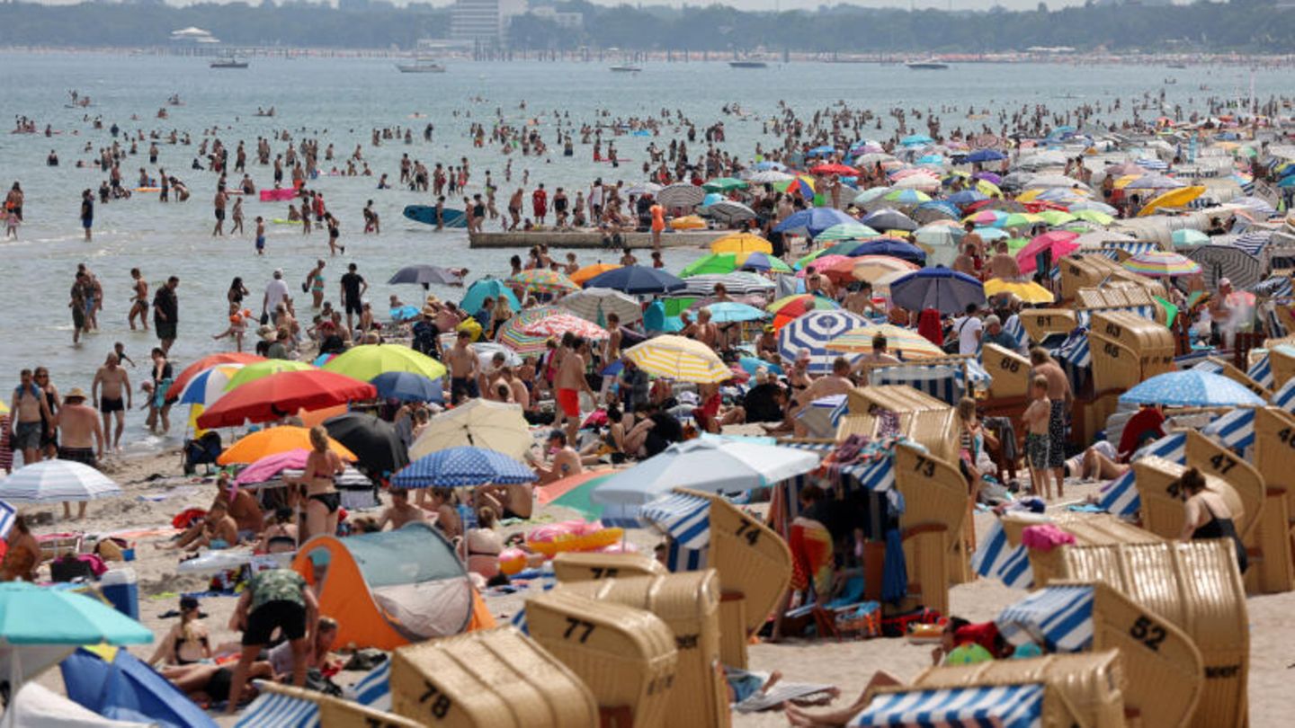 Hunderte Menschen versuchen, sich in der Ostsee von den hohen Temperaturen abzukühlen.