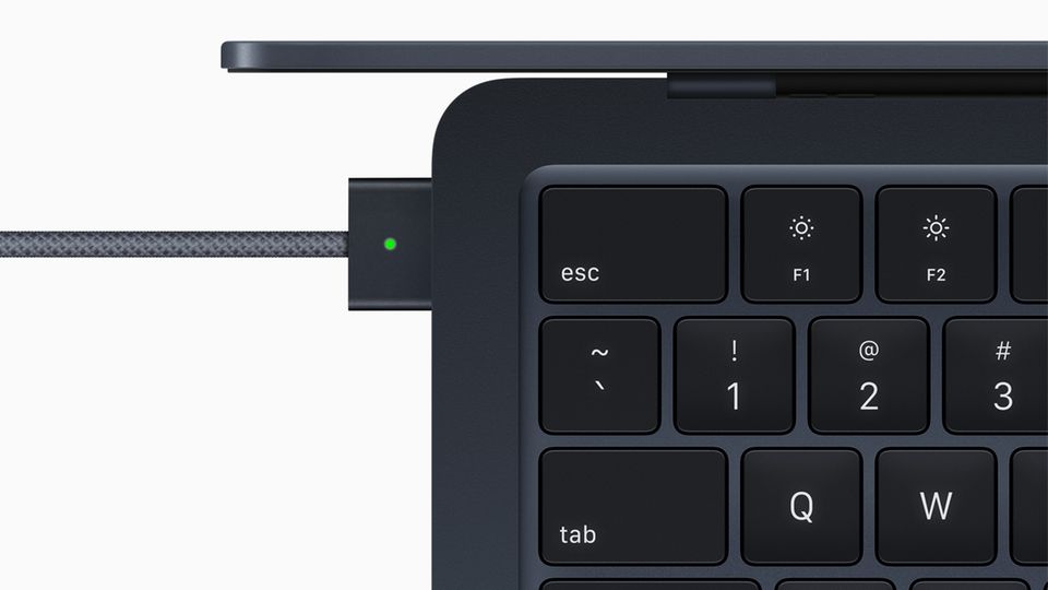 Apple MacBook Air M2 vs. M1: Der MagSafe-Anschluss steckt im MacBook Air M2.