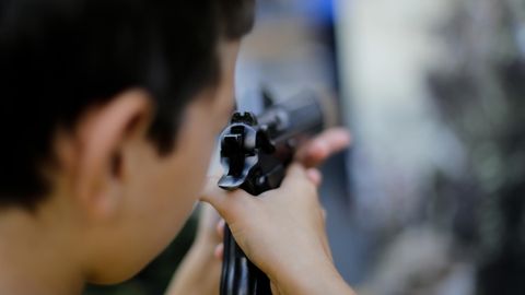 USA: Ein Kind schießt mit einer Waffe (Symbolfoto)