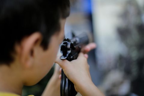 USA: Ein Kind schießt mit einer Waffe (Symbolfoto)