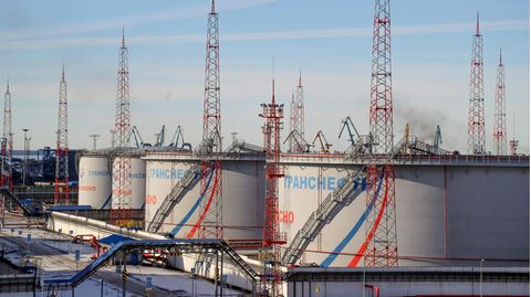 Russland, Ust-Luga: Tanks von Transneft, einem staatlichen russischen Unternehmen, das die Erdöl-Pipelines des Landes betreibt, im Ölterminal von Ust-Luga.