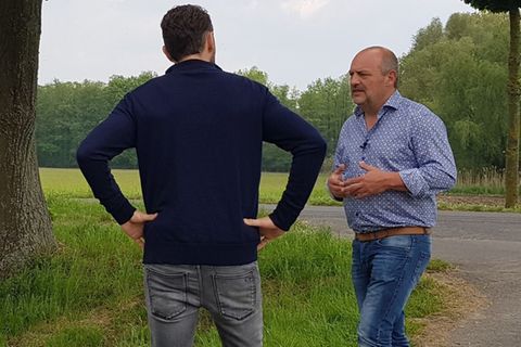 Szene aus "Aktenzeichen XY...gelöst!": Moderator Sven Voss (l.) mit Ingo Thiel, Chefermittler im Mordfall Mirco