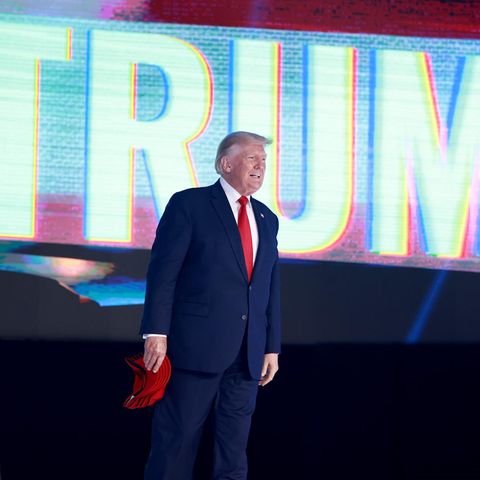 Donald Trump vor dem Schriftzug seines Nachnamens