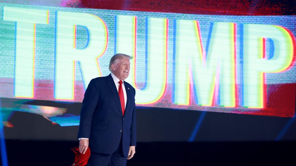 Donald Trump vor dem Schriftzug seines Nachnamens
