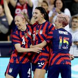 Die US-Nationalspielerinnen, allen voran Megan Rapinoe (r.), kämpften lange für die gleiche Bezahlung und zogen sogar vor Gericht. Im Frühjahr 2022 war es soweit: Der US-Verband zahlt den Fußballerinnen genauso hohe Prämien wie den Männern. Der Vorteil der US-Kickerinnen in ihrem Kampf war natürlich, dass die US-Frauenelf besser vermarktet ist als die deutsche – und sie um einiges erfogreicher sind als ihre männlichen Kollegen.