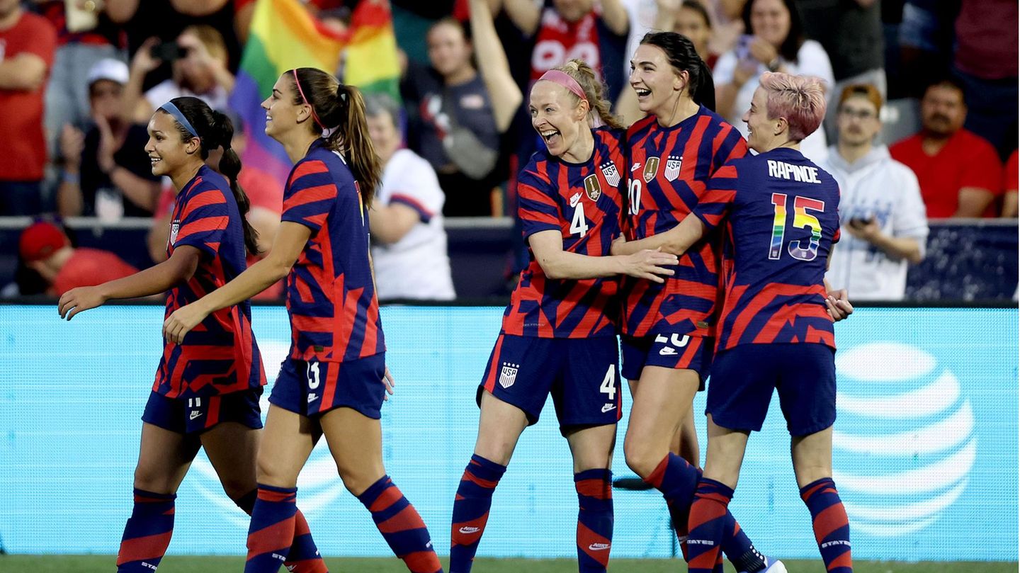 Equal Pay im Fußball: Die US-Nationalspielerinnen, allen voran Megan Rapinoe (r.), kämpften lange für die gleiche Bezahlung und zogen sogar vor Gericht. Im Frühjahr 2022 war es soweit: Der US-Verband zahlt den Fußballerinnen genauso hohe Prämien wie den Männern. Der Vorteil der US-Kickerinnen in ihrem Kampf war natürlich, dass die US-Frauenelf besser vermarktet ist als die deutsche – und sie um einiges erfogreicher sind als ihre männlichen Kollegen. Die US-Nationalspielerinnen, allen voran Megan Rapinoe (r.), kämpften lange für die gleiche Bezahlung und zogen sogar vor Gericht. Im Frühjahr 2022 war es soweit: Der US-Verband zahlt den Fußballerinnen genauso hohe Prämien wie den Männern. Der Vorteil der US-Kickerinnen in ihrem Kampf war natürlich, dass die US-Frauenelf besser vermarktet ist als die deutsche – und sie um einiges erfogreicher sind als ihre männlichen Kollegen.