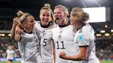 Beim DFB ist nach der Initiative des Kanzlers Bewegung in die Debatte gekommen, wobei klar ist: Die meisten Protagonisten wie Nationalmannschaftsdirektor Oliver Bierhoff wollen zuerst eine professionelle Infrastruktur schaffen. Das ist bei der Nationalelf zum Teil schon passiert, aber auch in den Klubs muss die Entwicklung stattfinden. Vielleicht hören alle auf Bundestrainerin Martina Voss-Tecklenburg. Sie setzt sich in erster Line für Equal Play ein, betonte aber unlängst im "Aktuellen Sportstudio", dass sie sich ein "klares Signal" bei den Prämien wünsche. Sie verlange aber nicht, sie auf das Niveau der Männer anzuheben, sondern "bei den Männern ein bisschen weniger, bei den Frauen ein bisschen mehr. Ich finde das immer noch überdimensioniert", sagte sie.