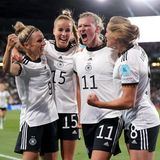 Beim DFB ist nach der Initiative des Kanzlers Bewegung in die Debatte gekommen, wobei klar ist: Die meisten Protagonisten wie Nationalmannschaftsdirektor Oliver Bierhoff wollen zuerst eine professionelle Infrastruktur schaffen. Das ist bei der Nationalelf zum Teil schon passiert, aber auch in den Klubs muss die Entwicklung stattfinden. Vielleicht hören alle auf Bundestrainerin Martina Voss-Tecklenburg. Sie setzt sich in erster Line für Equal Play ein, betonte aber unlängst im "Aktuellen Sportstudio", dass sie sich ein "klares Signal" bei den Prämien wünsche. Sie verlange aber nicht, sie auf das Niveau der Männer anzuheben, sondern "bei den Männern ein bisschen weniger, bei den Frauen ein bisschen mehr. Ich finde das immer noch überdimensioniert", sagte sie.