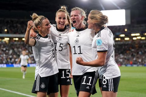 Beim DFB ist nach der Initiative des Kanzlers Bewegung in die Debatte gekommen, wobei klar ist: Die meisten Protagonisten wie Nationalmannschaftsdirektor Oliver Bierhoff wollen zuerst eine professionelle Infrastruktur schaffen. Das ist bei der Nationalelf zum Teil schon passiert, aber auch in den Klubs muss die Entwicklung stattfinden. Vielleicht hören alle auf Bundestrainerin Martina Voss-Tecklenburg. Sie setzt sich in erster Line für Equal Play ein, betonte aber unlängst im "Aktuellen Sportstudio", dass sie sich ein "klares Signal" bei den Prämien wünsche. Sie verlange aber nicht, sie auf das Niveau der Männer anzuheben, sondern "bei den Männern ein bisschen weniger, bei den Frauen ein bisschen mehr. Ich finde das immer noch überdimensioniert", sagte sie.
