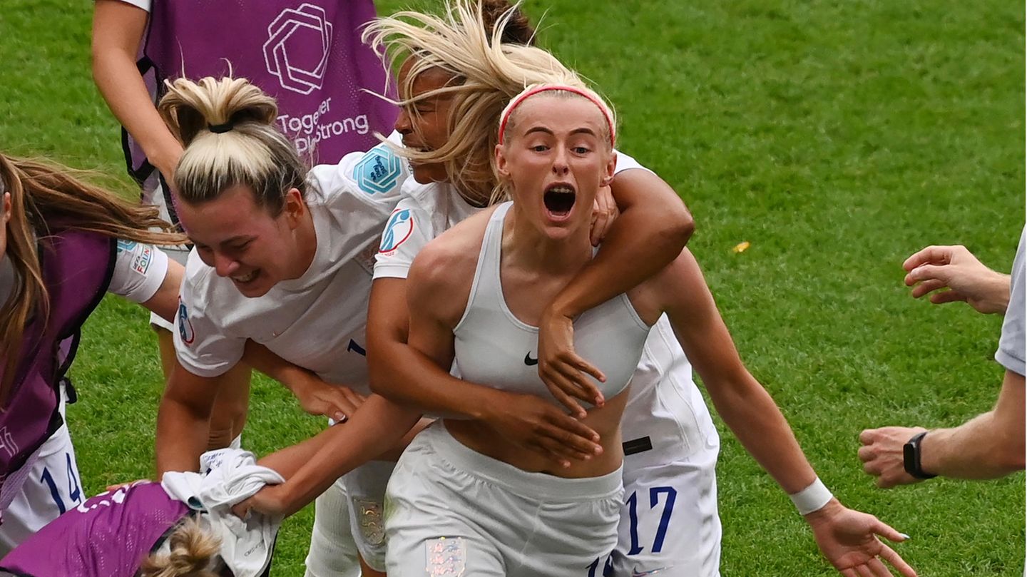Equal Pay im Fußball: Der englische Fußball-Verband hatte schon 2020 die Prämien für die Nationalspielerinnen angeglichen. Soll heißen, Sieg- und Antrittsprämien sind so hoch wie bei den Männern, das gilt aber nicht für die Turnierprämien. So haben die Engländerinnen 65.000 Euro für den Gewinn des EM-Titels erhalten, das sind nur 5000 Euro mehr als die deutschen Frauen im Fall des Titelgewinns bekommen hätten, aber bedeutend weniger als die Prämien der englischen Männer. Dennoch gilt auch für England: Die Liga boomt, weil mehr Geld in den Frauen-Fußball investiert wird. Der englische Fußball-Verband hatte schon 2020 die Prämien für die Nationalspielerinnen angeglichen. Soll heißen, Sieg- und Antrittsprämien sind so hoch wie bei den Männern, das gilt aber nicht für die Turnierprämien. So haben die Engländerinnen 65.000 Euro für den Gewinn des EM-Titels erhalten, das sind nur 5000 Euro mehr als die deutschen Frauen im Fall des Titelgewinns bekommen hätten, aber bedeutend weniger als die Prämien der englischen Männer. Dennoch gilt auch für England: Die Liga boomt, weil mehr Geld in den Frauen-Fußball investiert wird.