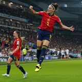Im Zuge der weltweiten Debatte kündigte der spanische Fußball-Verband vor der EM an, die Bezahlung der Frauen anzugleichen. Nationalspielerinnen sollen demnach in Spanien die gleichen Bedingungen in Bezug auf Bonuszahlungen und TV-Prämien genießen, hieß es. Auch die Rahmenbedingungen einschließlich bei Reisen, Verpflegung und Unterkunft werden angeglichen. Unklar ist, was die Regelung für die Turnierprämien bedeutet.