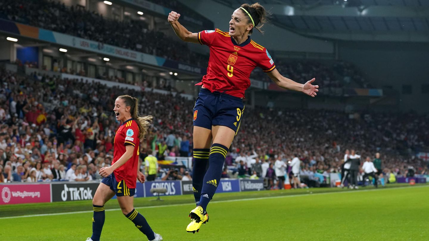 Equal Pay im Fußball: Im Zuge der weltweiten Debatte kündigte der spanische Fußball-Verband vor der EM an, die Bezahlung der Frauen anzugleichen. Nationalspielerinnen sollen demnach in Spanien die gleichen Bedingungen in Bezug auf Bonuszahlungen und TV-Prämien genießen, hieß es. Auch die Rahmenbedingungen einschließlich bei Reisen, Verpflegung und Unterkunft werden angeglichen. Unklar ist, was die Regelung für die Turnierprämien bedeutet. Im Zuge der weltweiten Debatte kündigte der spanische Fußball-Verband vor der EM an, die Bezahlung der Frauen anzugleichen. Nationalspielerinnen sollen demnach in Spanien die gleichen Bedingungen in Bezug auf Bonuszahlungen und TV-Prämien genießen, hieß es. Auch die Rahmenbedingungen einschließlich bei Reisen, Verpflegung und Unterkunft werden angeglichen. Unklar ist, was die Regelung für die Turnierprämien bedeutet.