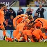 Gleiches Spiel bei den Niederländerinnen: Der niederländisöche Verband kündigte an, seinen Nationalspielerinnen zumindest für Persönlichkeitsrechte (Name, Bilder, Videos) die gleichen Summen wie den Oranje-Männern zu zahlen.