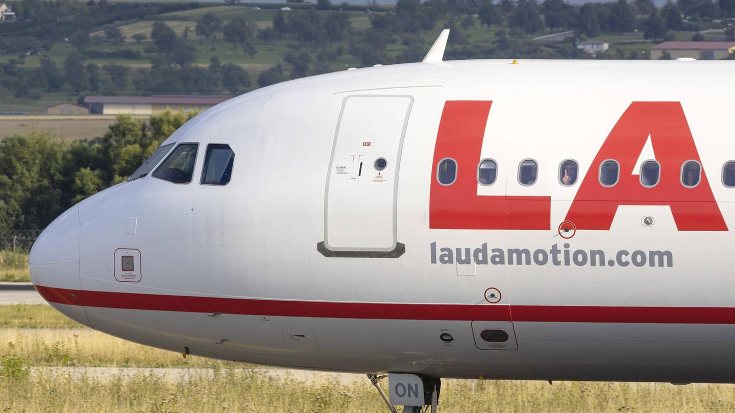 Ein Airbus von Laudamotion rollt auf dem Taxiway zur Startbahn. Der Passagier am vierten Fenster zeigt allerdings den Stinkefinger.