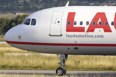 Ein Airbus von Laudamotion rollt auf dem Taxiway zur Startbahn. Der Passagier am vierten Fenster zeigt allerdings den Stinkefinger.