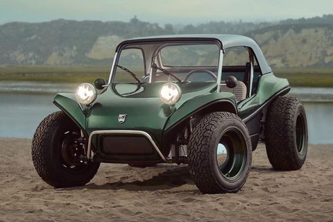 Ein Buggy steht auf einem sandigen Boden