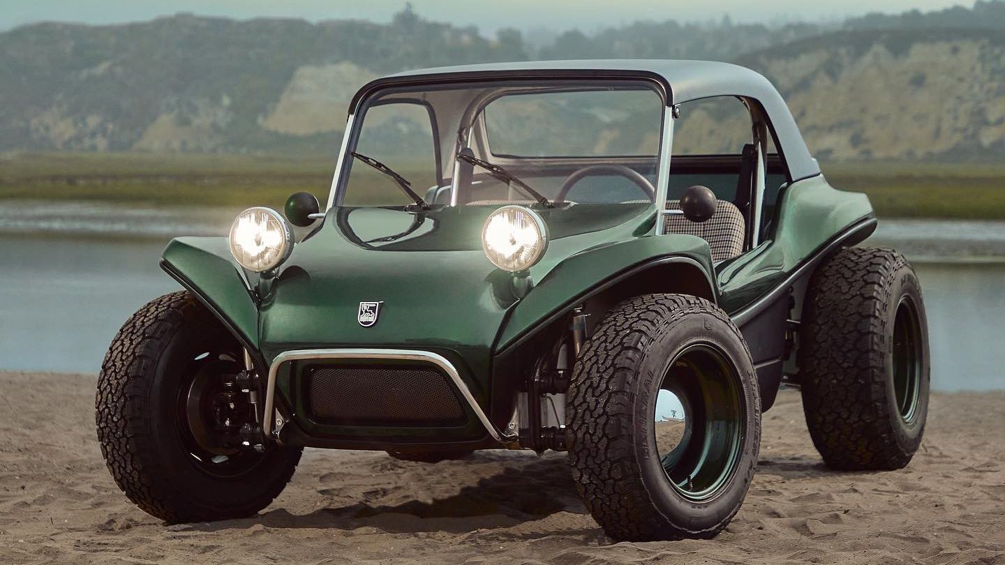 Ein Buggy steht auf einem sandigen Boden